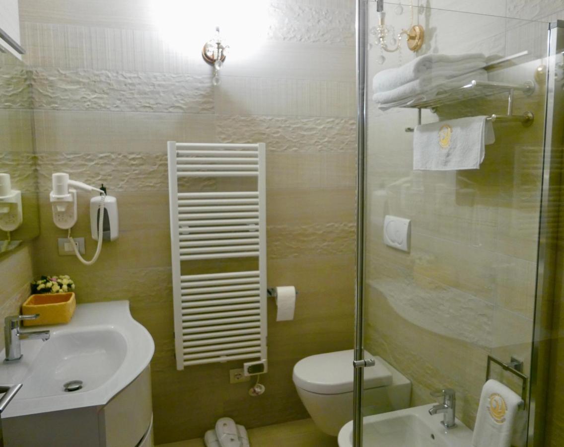 Phoenix Garda Hills Сирмионе Экстерьер фото